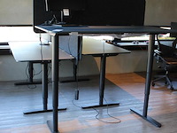 Set van 3 elektrische zit-statafels ikea met afmeting 160 x 80 x 126 cm (max hoogte) en afneembare tussensc... onderdeel van combinatiekavel combinatiekavel van 4 sets van 3 zit-statafels ikea met afmeting 160 x 80 x 126 cm (max hoogte) en afneembare tussenschotten. kavels c004, c172, c173 en c174 - afbeelding 3 van  3