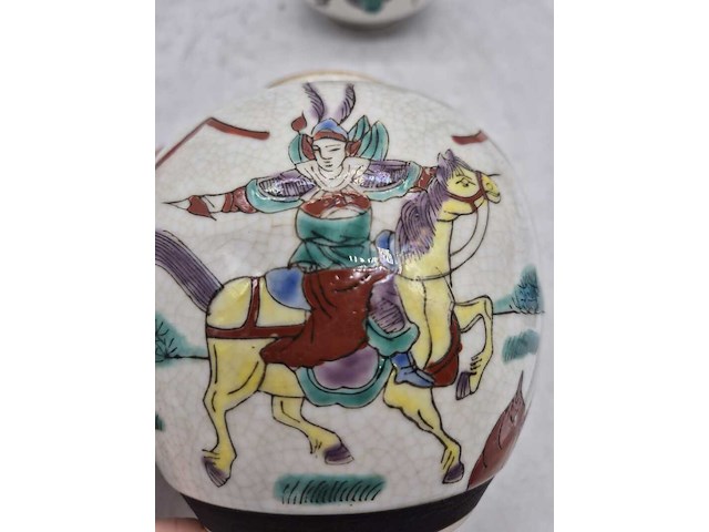 Set van aziatische gemberpotten met krijgersdecor - afbeelding 3 van  9