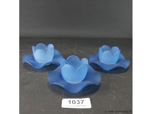 Set van drie vintage esvetro s.a. kandelaars gemaakt van blauw matglas - afbeelding 1 van  5