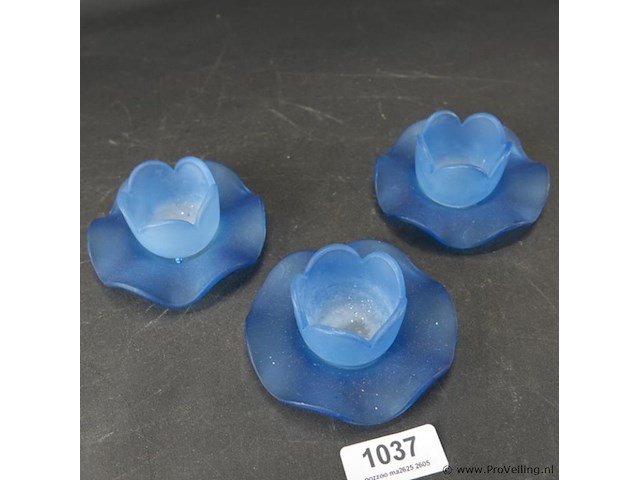 Set van drie vintage esvetro s.a. kandelaars gemaakt van blauw matglas - afbeelding 3 van  5