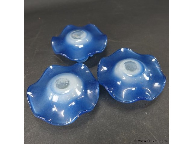 Set van drie vintage esvetro s.a. kandelaars gemaakt van blauw matglas - afbeelding 5 van  5