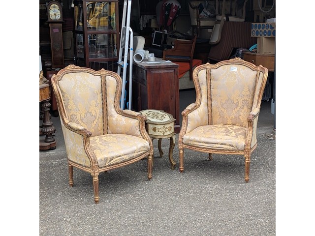 Set van twee klassieke armstoelen met een hoge rugleuning en bijzettafel - afbeelding 1 van  8