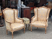 Set van twee klassieke armstoelen met een hoge rugleuning en bijzettafel