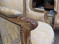 Set van twee klassieke armstoelen met een hoge rugleuning en bijzettafel - afbeelding 3 van  8