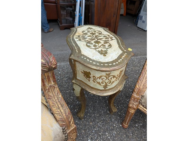 Set van twee klassieke armstoelen met een hoge rugleuning en bijzettafel - afbeelding 5 van  8