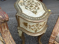 Set van twee klassieke armstoelen met een hoge rugleuning en bijzettafel - afbeelding 5 van  8
