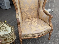 Set van twee klassieke armstoelen met een hoge rugleuning en bijzettafel - afbeelding 6 van  8