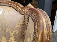 Set van twee klassieke armstoelen met een hoge rugleuning en bijzettafel - afbeelding 7 van  8