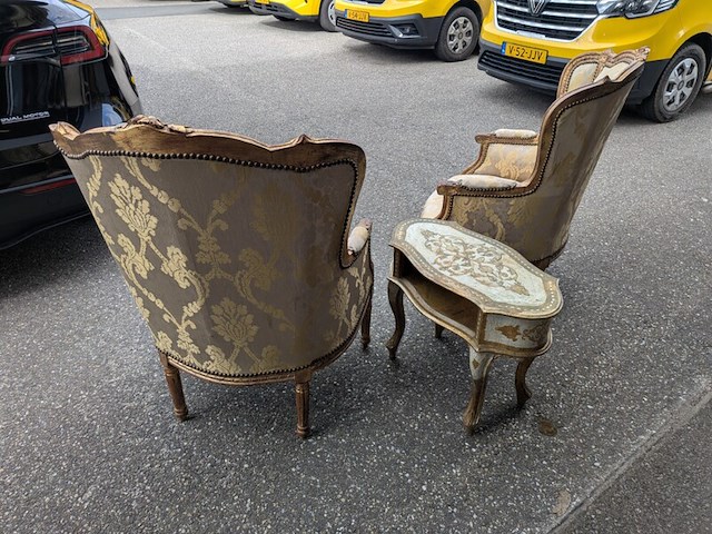 Set van twee klassieke armstoelen met een hoge rugleuning en bijzettafel - afbeelding 8 van  8