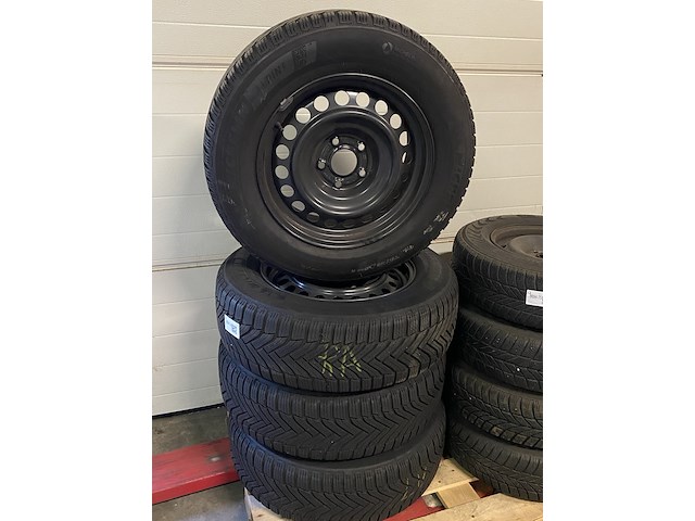 Set winterbanden 215/65 r16 op renault metalen - afbeelding 1 van  5