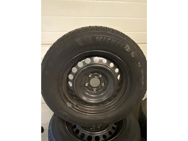 Set winterbanden 215/65 r16 op renault metalen - afbeelding 2 van  5