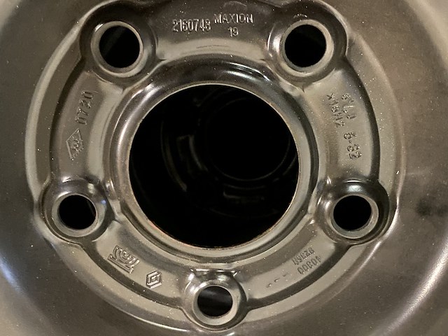 Set winterbanden 215/65 r16 op renault metalen - afbeelding 4 van  5