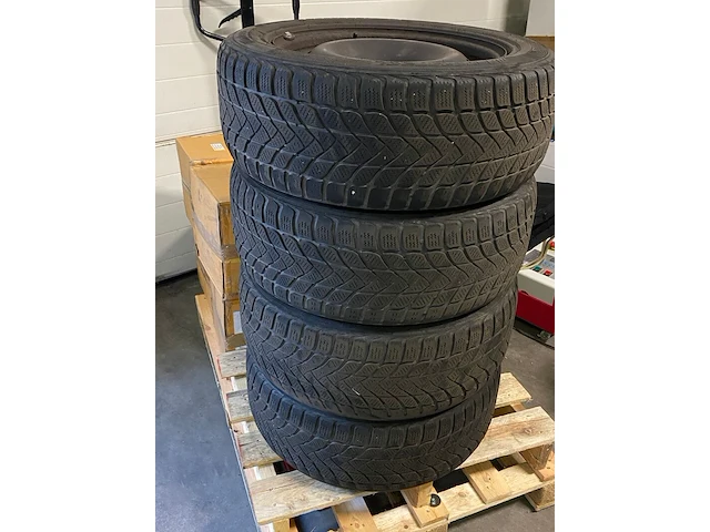 Set winterbanden, 225/55 r16 - afbeelding 1 van  6