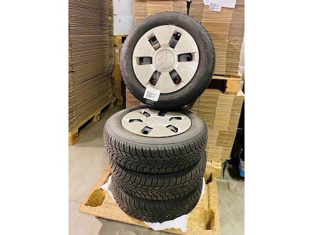 Set winterbanden, dunlop, 165/7or14, volkswagen up - afbeelding 1 van  8