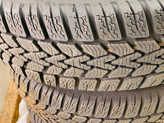 Set winterbanden, dunlop, 165/7or14, volkswagen up - afbeelding 6 van  8