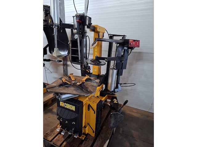 Setje corghi - 2013 - 2025 - banden balanceerapparaat (2x) - afbeelding 5 van  11