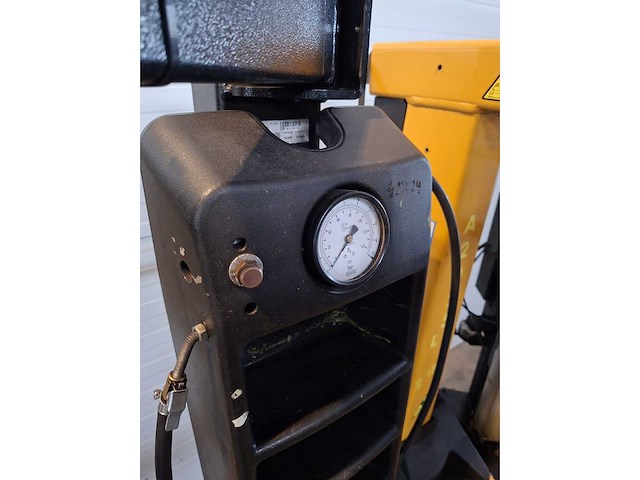 Setje corghi - 2013 - 2025 - banden balanceerapparaat (2x) - afbeelding 9 van  11