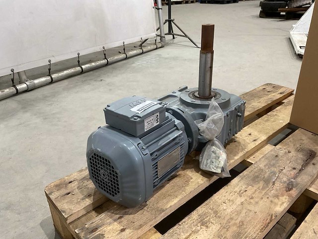 Sew - sa67dre90m4 - elektromotor - afbeelding 1 van  5