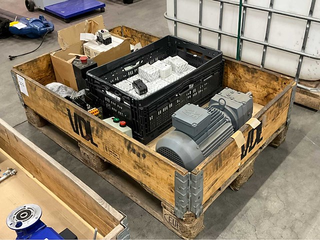 Sew elektromotor en divers installatiemateriaal - afbeelding 1 van  11