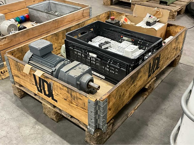 Sew elektromotor en divers installatiemateriaal - afbeelding 6 van  11