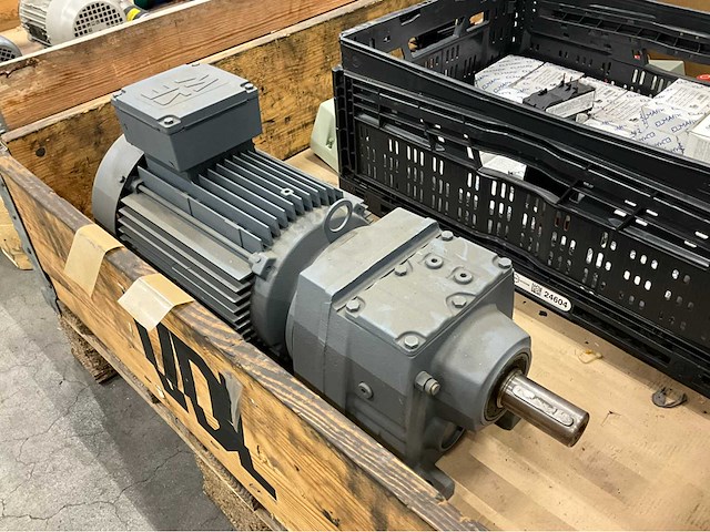 Sew elektromotor en divers installatiemateriaal - afbeelding 7 van  11