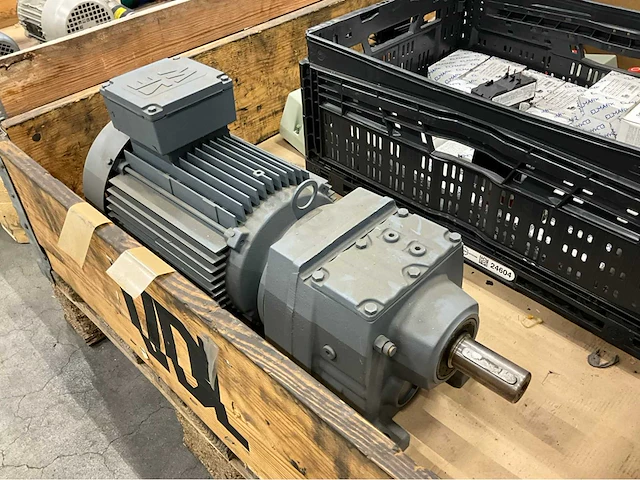 Sew elektromotor en divers installatiemateriaal - afbeelding 7 van  11