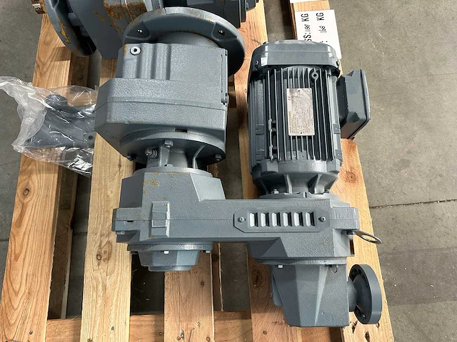 Sew-eurodrive - 2x industriële tandwielmotoren en reductiekasten met flens- en asuitvoering 1.5kw - afbeelding 4 van  10