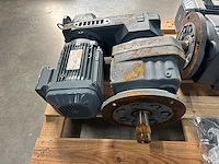 Sew-eurodrive - 2x industriële tandwielmotoren en reductiekasten met flens- en asuitvoering 1.5kw - afbeelding 9 van  10