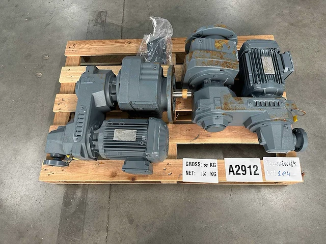 Sew-eurodrive - 2x industriële tandwielmotoren en reductiekasten met flens- en asuitvoering 1.5kw - afbeelding 3 van  10