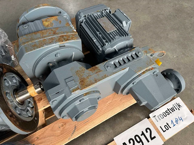 Sew-eurodrive - 2x industriële tandwielmotoren en reductiekasten met flens- en asuitvoering 1.5kw - afbeelding 10 van  10