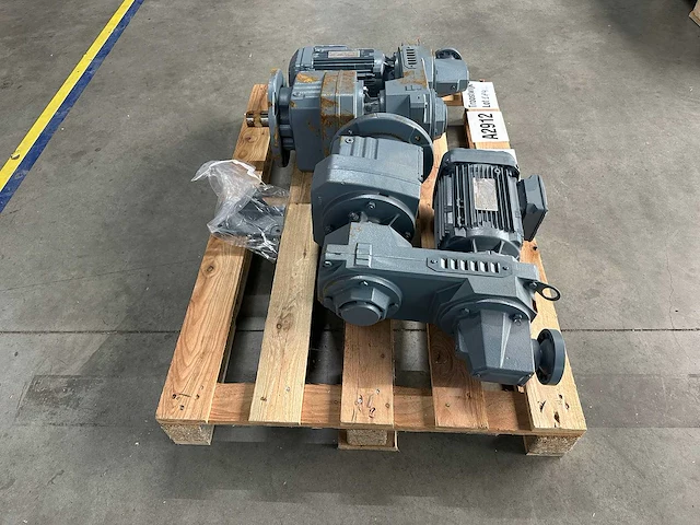 Sew-eurodrive - 2x industriële tandwielmotoren en reductiekasten met flens- en asuitvoering 1.5kw - afbeelding 1 van  10
