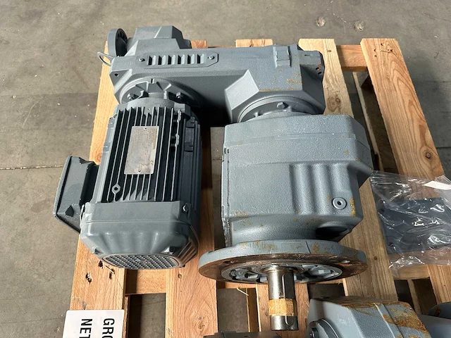 Sew-eurodrive - 2x industriële tandwielmotoren en reductiekasten met flens- en asuitvoering 1.5kw - afbeelding 6 van  10