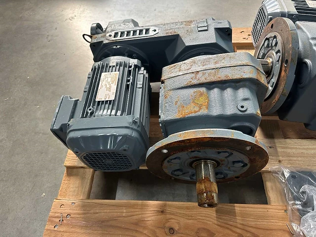 Sew-eurodrive - 2x industriële tandwielmotoren en reductiekasten met flens- en asuitvoering 1.5kw - afbeelding 9 van  10