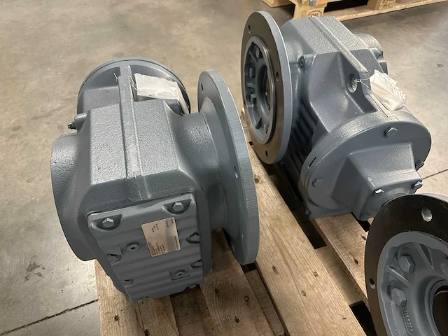 Sew-eurodrive - kaf87 ad3 - 3x industriële tandwielkasten / haakse reductoren met flensmontage - afbeelding 6 van  8