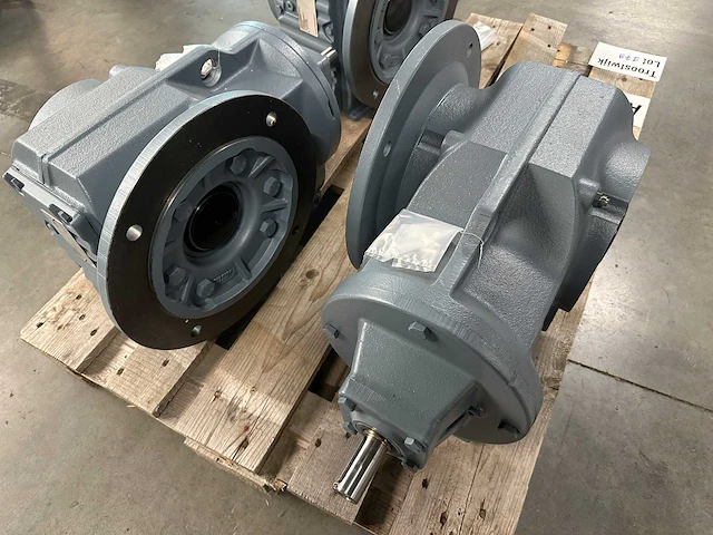 Sew-eurodrive - kaf87 ad3 - 3x industriële tandwielkasten / haakse reductoren met flensmontage - afbeelding 7 van  8