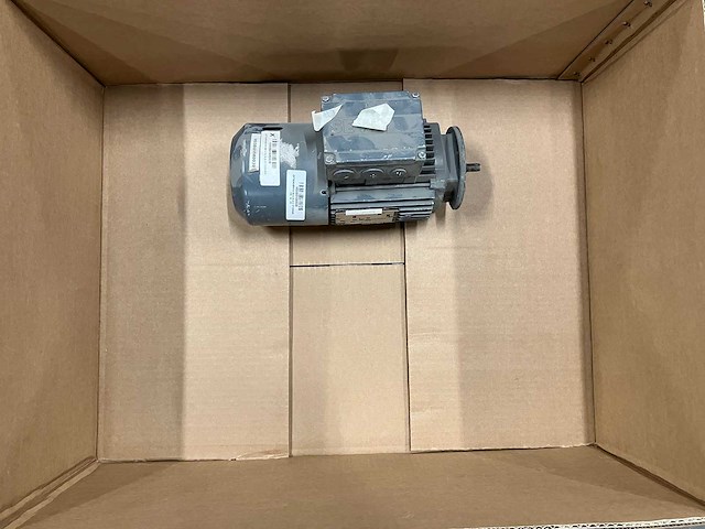 Sew-eurodrive - r37 dt80k4bmg - elektromotor 1x - afbeelding 2 van  3