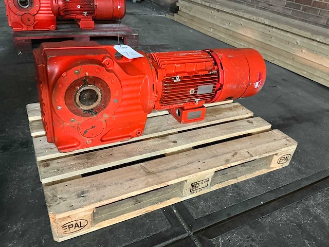 Sew eurodrive elektromotor met vertragingskast - afbeelding 1 van  8