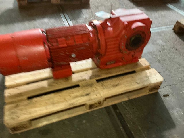 Sew eurodrive elektromotor met vertragingskast - afbeelding 4 van  8