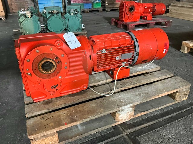 Sew eurodrive elektromotor met vertragingskast - afbeelding 1 van  6