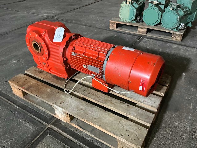 Sew eurodrive elektromotor met vertragingskast - afbeelding 2 van  6