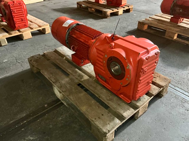 Sew eurodrive elektromotor met vertragingskast - afbeelding 5 van  6