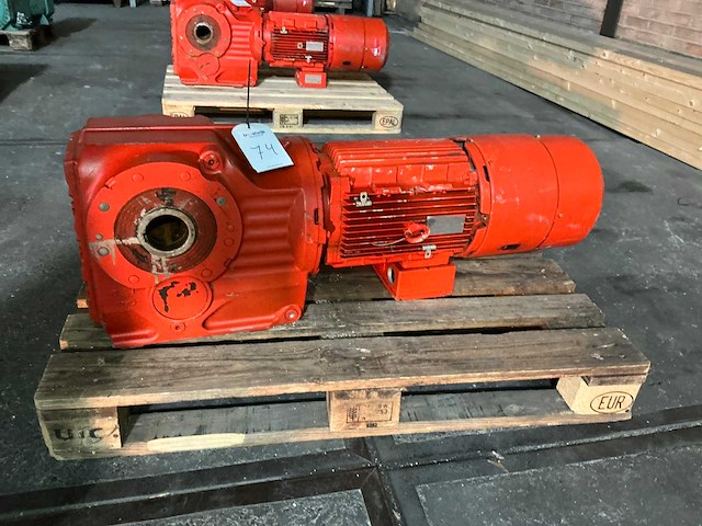 Sew eurodrive elektromotor met vertragingskast - afbeelding 2 van  7