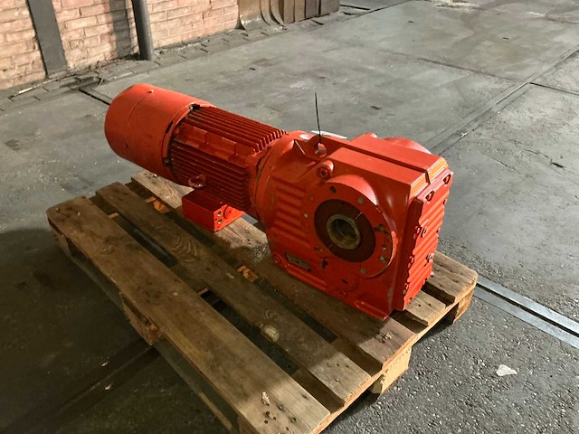 Sew eurodrive elektromotor met vertragingskast - afbeelding 4 van  7