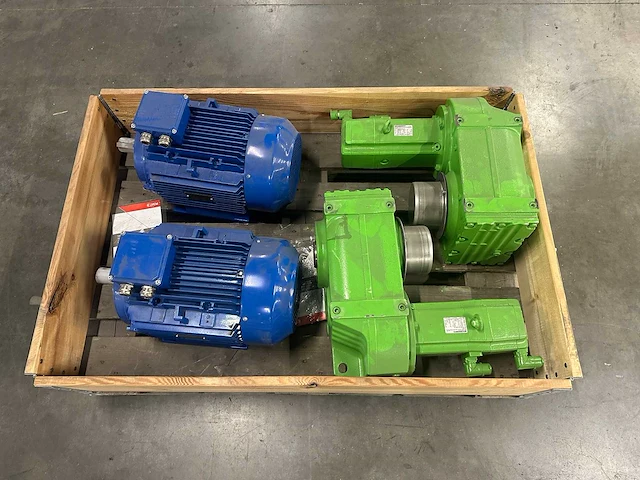 Sew eurodrive, emk - fht77b/r cm3c71m-45a-p/bz/pk/ak 1h/sb1 - aandrijving/reductoren 2x & elektromotoren 2x - afbeelding 4 van  8