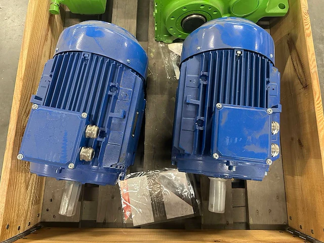 Sew eurodrive, emk - fht77b/r cm3c71m-45a-p/bz/pk/ak 1h/sb1 - aandrijving/reductoren 2x & elektromotoren 2x - afbeelding 1 van  8