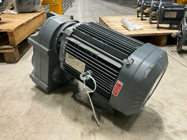 Sew-eurodrive ft67/g den112m4 4kw reductiemotor - afbeelding 1 van  6