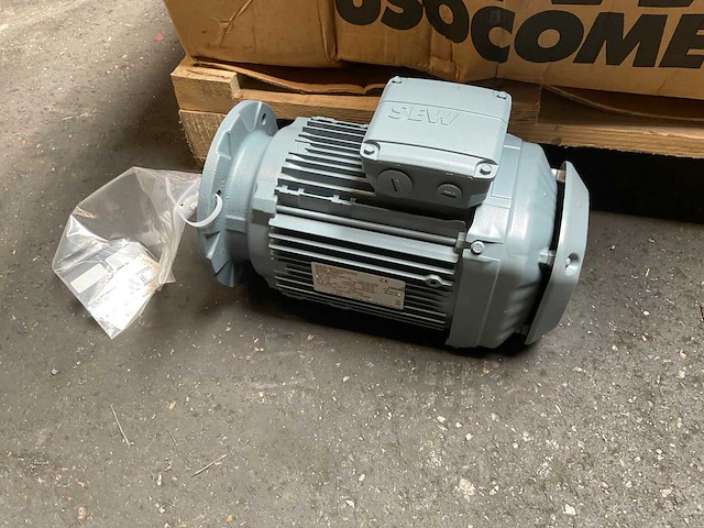 Sew kf87drn112m4 elektromotor met reductor (2x) - afbeelding 8 van  11
