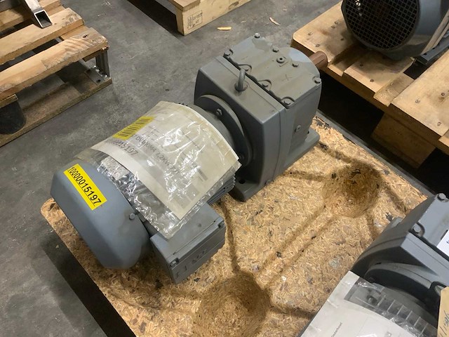 Sew r57 dv100m4 reductor motor (2x) - afbeelding 4 van  5