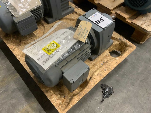 Sew r57 dv100m4 reductor motor (2x) - afbeelding 5 van  5
