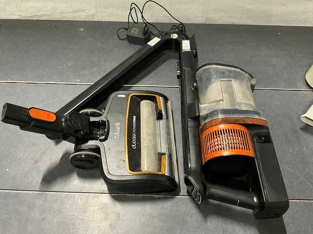 Shark cordless vacuüm anti hair-wrap powerfins steelstofzuiger - afbeelding 1 van  5